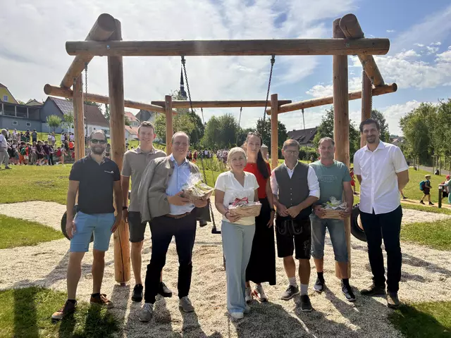 v.l.n.r.: die beiden Mitarbeiter der Fa. Garten Bayer, NRAbg. Bgm. Christoph Stark, Mag. Petra Brandweiner-Schrott und DI Yasmin Hörner-Bassa (IB Lebensraum), Bgm. Herbert Pillhofer, Bauhofleiter Wolfgang Heschl, Ing. Andreas Wurzinger (Pfleger Bau). | Foto: Cornelia Riedler 