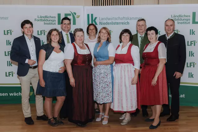 Zertifikatsverleihung 2025, v.l.: 1. Reihe (v.l.): Sabine Kahrer, Manuela Freistetter, Eva Balber, Maria Schlösinger, LFI NÖ-Obmann-Stv. LKR Michaela Zuschmann. 2. Reihe (v.l.): Hannes Bühringer (NÖ Versicherung), LK NÖ-Vizepräsident Lorenz Mayr, LKR Bettina Trapl, Kammerdirektor-Stv. Martin Jilch, LFI NÖ-Geschäftsführer Reinhard Polsterer. | Foto: LFI NÖ/Sophie Balber