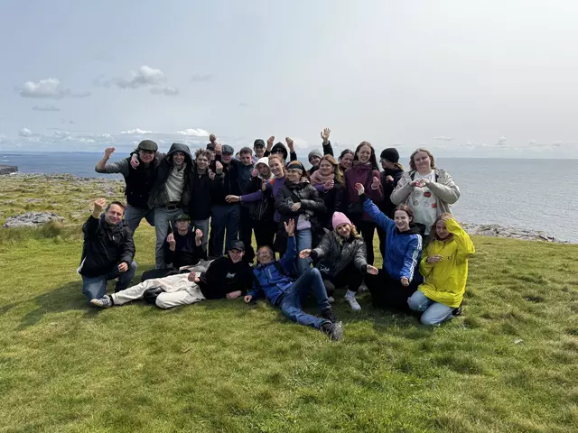Die dritte Klasse der Tourismusschulen Bad Gleichenberg schnuppern frischen Wind bei den Cliffs of Moher | Foto: Tourismusschulen Bad Gleichenberg
