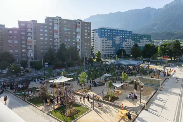 Mit dem neugestalteten DDr.-Alois-Lugger-Platz hat das O-Dorf ein neues Zentrum.  | Foto: IKM/Bär