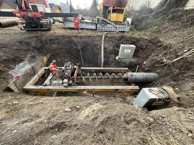 Sonderlösungen beim Leitungsbau: hier die horizontale Pressbohrung unterhalb der ÖBB Eisenbahnstrecke. | Foto: Nahwärme Krieglach