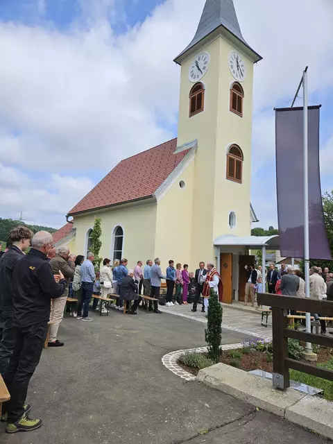 Zahlreiche Besucher kamen zur Segnung der renovierten Kapelle in Perlsdorf.  | Foto: Marktgemeinde Paldau
