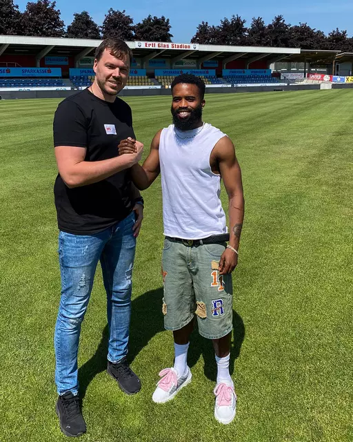 Sportdirektor Thomas Gebauer mit George Davies.  | Foto: Matthias Götz 