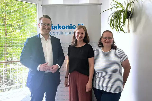 Landeshauptmannstellvertreter Philipp Wohlgemuth besuchte den Diakonie-Flüchtlingsdienst in Innsbruck einen Besuch ab und traf dabei auf Saskia Buiting-Dietachmayr (IBZ) und Simone Rabl (Sozial- und Rechtsberatung). | Foto: Land Tirol/Celik