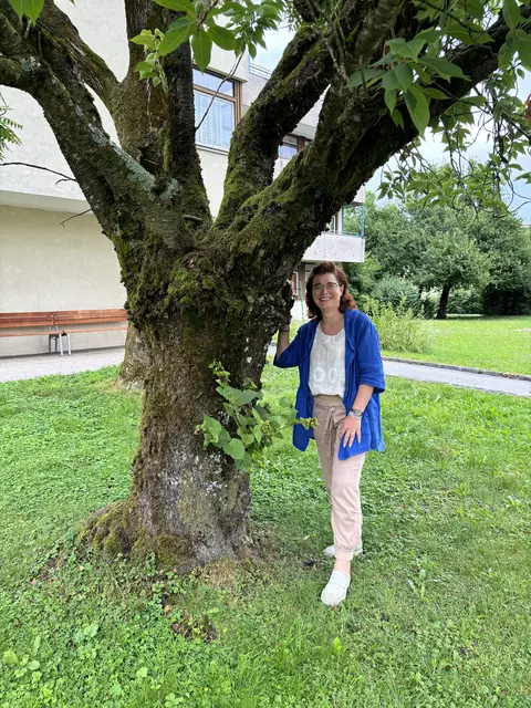 Sonja Dick leitet die Lerncafés der Caritas Salzburg - hier vor dem Lerncafé am Standort Itzling.  | Foto: Lisa Gold