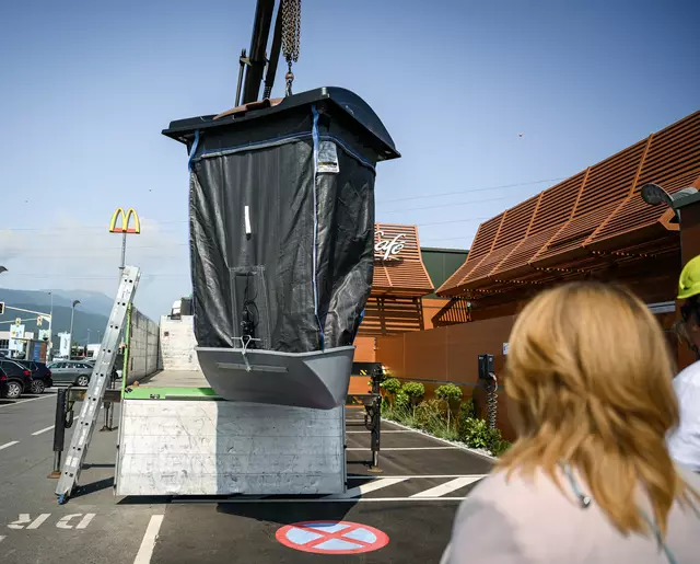 Die neuen Halbunterflur-Sammelbehälter sind so konzipiert, dass sie sich nahtlos in die bestehende Infrastruktur integrieren und dabei mit fünf Kubikmetern pro Einheit deutlich größere Abfallmengen aufnehmen können als konventionelle
Abfallcontainer. | Foto: SHOOTMEUP FILMPRODUKTION GMBH/McDonald’s Österreich