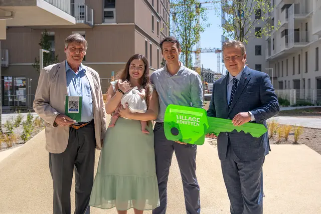 Erich Hohenberger (l.) und Michael Ludwig (r.) bei der Schlüsselübergabe für die neuen Bewohner.  | Foto: Valentina Marinelic/MeinBezirk