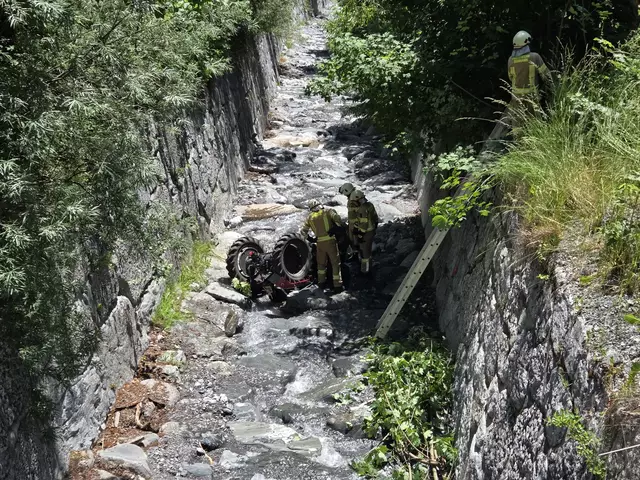 Bergrettung Pettneu (4 Personen), Feuerwehr St. Anton (9 Personen), Feuerwehr Schnann (12 Personen), Feuerwehr Pettneu (15 Personen), Feuerwehr Landeck (5 Personen), Notarzthubschrauber „Martin 2“ sowie eine Polizeistreife waren bei einem Traktorabsturz in Schnann im Einsatz. | Foto: zoom.tirol