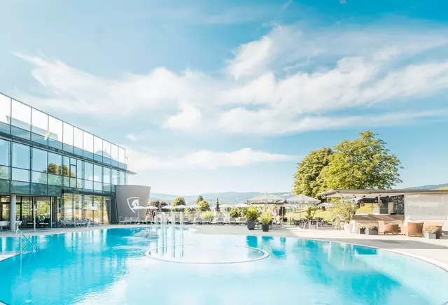 Wenn die Temperaturen steigen, zieht es viele Menschen an Orte der Erholung und des Wohlbefindens.  | Foto: Therme NOVA