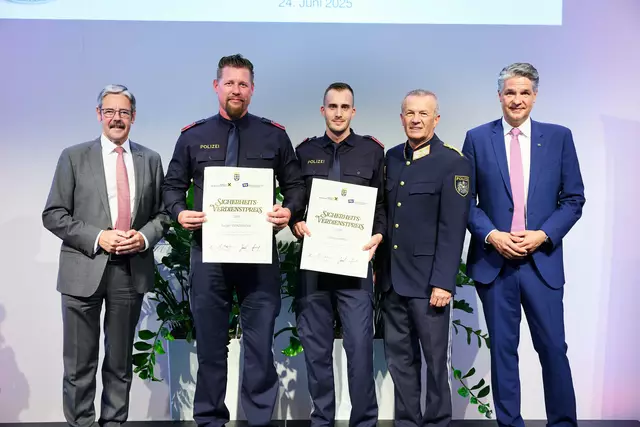 Zwei Revierinspektoren von der Polizeiinspektion Klosterneuburg erhielten einen Sicherheitspreis. | Foto: Andreas Scheiblecker