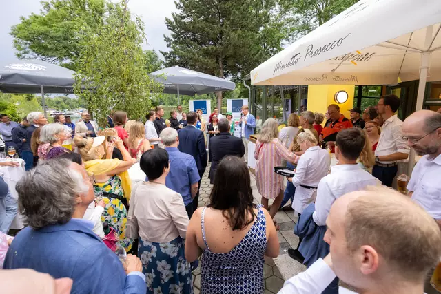 Zahlreiche Club Tirol-Mitglieder lauschten den Grußworten des Präsidenten. | Foto: Club Tirol/Anna Rauchenberger