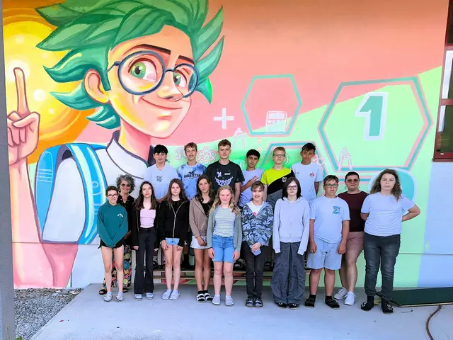 Auf dem Foto links AB Silvia Thor und rechts KV Verena Ruso und die SchülerInnen der 3a NÖMS Heidenreichstein  | Foto: GV Gmünd