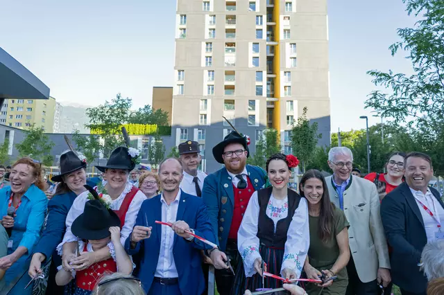 Am 24. Juni wurde das neue Zentrum im O-Dorf feierlich eröffnet. Im Bild: Bürgermeister Johannes Anzengruber, Stadträtin Janine Bex und IIG-Geschäftsführer Franz Danler schnitten gemeinsam mit Vertreterinnen und Vertretern der Bevölkerung und des COOLYMP-Projektteams das Absperrband um die Grünfläche des Platzes durch.  | Foto: IKM/Bär
