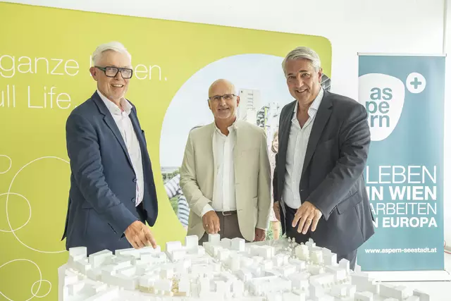 Robert Grüneis, Vorstand Wien 3420, Dieter Groschopf, stv. Geschäftsführer Wohnfonds Wien und Bezirksvorsteher Ernst Nevrivy (SPÖ) bei der Ausstellungseröffnung über das Seecarré. | Foto: Wien 3420 aspern