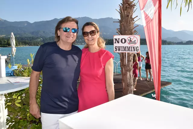Rechtsanwalt Harald Skrube und Strandbad Gruber-Betreiberin Martina Skrube feierten mit Magenta, Pleamle und MeinBezirk.at/RegionalMedien in der Strandbar in Egg am Faaker See den Sommerstart. | Foto: MeinBezirk.at