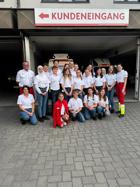 Die Jugendlichen, Betreuerinnen und Betreuer mit Bezirksjugendreferentin Jacqueline Reicher (r.) und Bezirksgeschäftsführer Aldo Striccher (l.) | Foto: Rotes Kreuz Stmk.