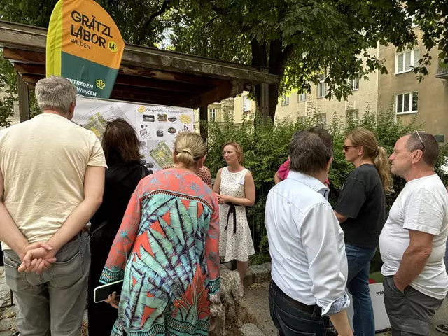 Bezirksvorsteherin Lea Halbwidl (SPÖ) stellte sich den Fragen der Interessierten. | Foto: Nathanael Peterlini/MeinBezirk