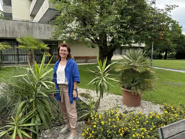 Sonja Dick leitet die Lerncafés der Caritas Salzburg - hier vor dem Lerncafé am Standort Itzling.  | Foto: Lisa Gold