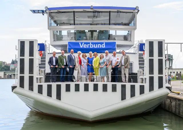 Gruppenfoto mit Ehrengästen rund um Landeshauptfrau Johanna Mikl-Leitner auf dem neuen Arbeitsschiff „Donau 1“. | Foto: NLK Burchhart