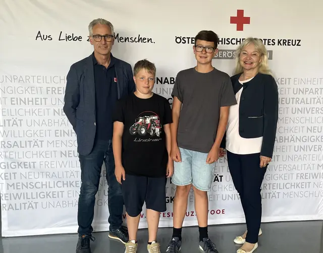 Direktor Manfred Spenlingwimmer und Bezirkstellenleiterin Wilbirg Mitterlehner mit den Schülern David Füreder und David Orthbauer. | Foto: MS St. Martin