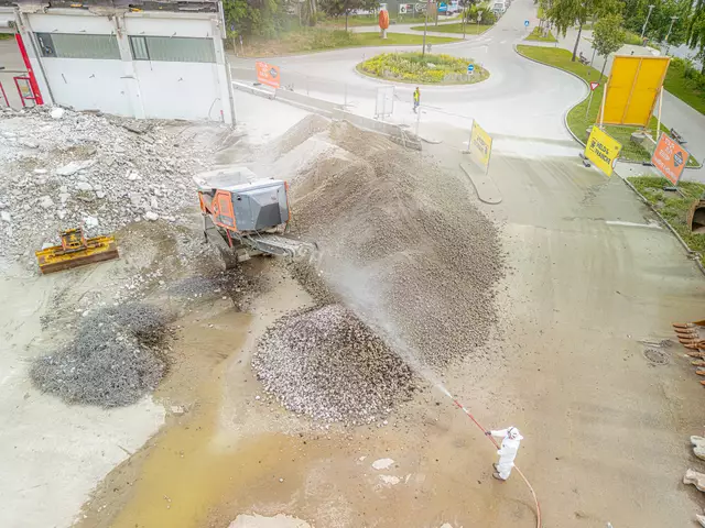 Das Alte geht – das Neue kommt: Während die Abrissarbeiten der Messehallen weiter voranschreiten, legt die eww mit der Wasser- und Stromversorgung die Grundlage für den neuen Welser Volksgarten. | Foto: Stadt Wels