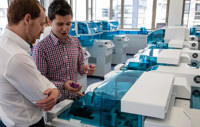 Durch KI können Labore schneller und produktiver arbeiten, um Patienten besser zu versorgen. Automatisierung übernimmt eintönige Arbeiten zuverlässig und ermöglicht es den hochspezialisierten Mitarbeitern, sich auf anspruchsvollere Aufgaben zu konzentrieren. | Foto: Medilab Salzburg