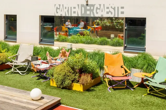 Entspannung pur im grünen Innenhof vom Hotel Zeitgeist Vienna | Foto: Stephan Huger