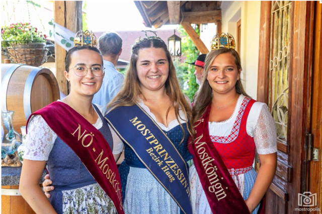 Mosthoheiten Katharina I., Mostprinzessin Hannah und Mostkönigin Elena I. | Foto: mostropolis.at