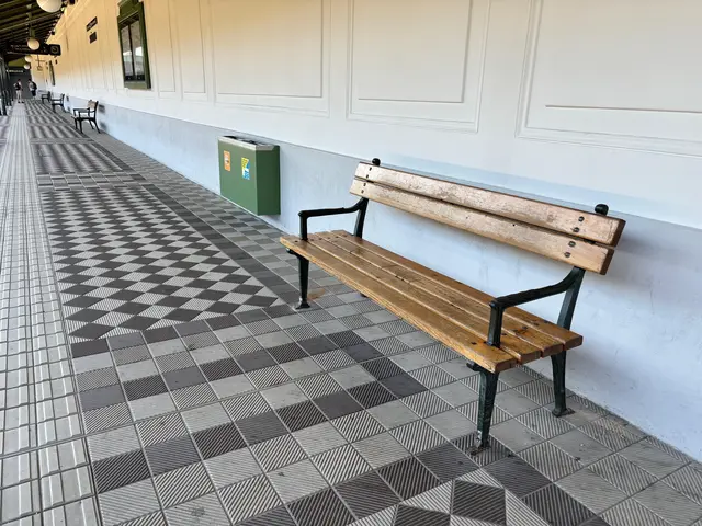 Mittlerweile wurden die Bankerl bei der U4 wieder aufgestellt. | Foto: Lisa Kamann/MeinBezirk