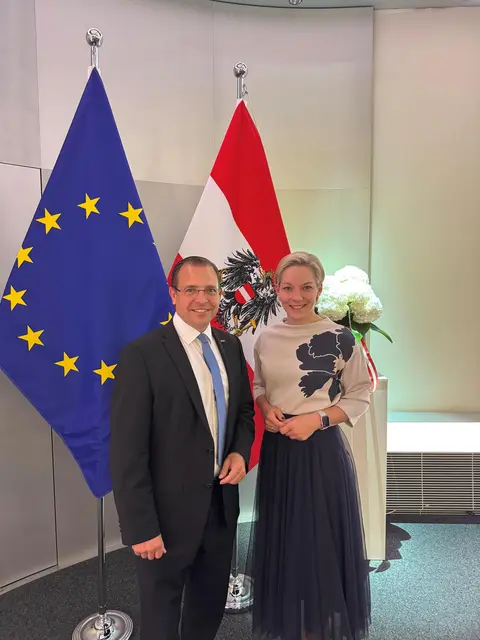 Präsident Andreas Wirth gratuliert Bettina Dorfer-Pauschenwein. | Foto: WKB