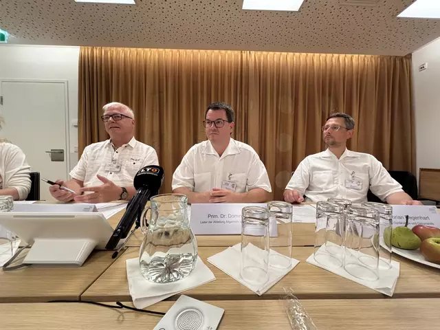 Im Rahmen einer Pressekonferenz zogen Ärztlicher Leiter Thomas Meindl (links), Primar Dominik Hackl (Mitte) und Primar Florian Degenhart (rechts) Bilanz, wie das erste halbe Jahr der beiden neuen Primare am Klinikum Schärding verlaufen ist.  | Foto: MeinBezirk/Bichler