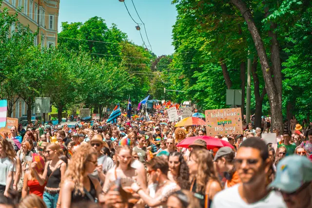 Es gebe kaum eine andere Pride, die eine derartige Gemütlichkeit ausstrahle und zudem so viele "Hetero-Allies" anziehe, ist Joe Niedermayer, Vorstand der RosaLila PantherInnen stolz auf die Grazer Pride.  | Foto: Schindler Bernhard
