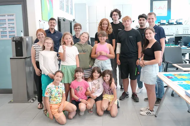 LRin Eva Pawlata mit Schülerinnen der Volksschule Altwilten zu Besuch bei der Siemens AG.