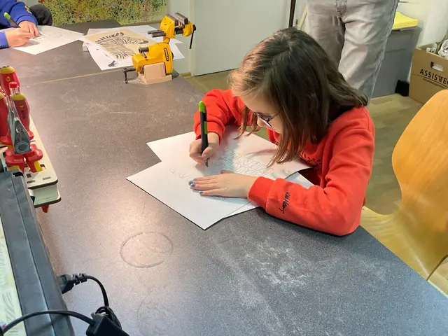 Die Junior Makerin arbeitet konzentriert an ihrer Stencil-Schablone für den Druck auf ein T-Shirt.  | Foto: Michael Dean