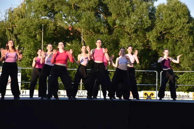 Farbenfrohe Choreografie bei der UTT Tanzshow in Hollabrunn | Foto: Alexandra Goll