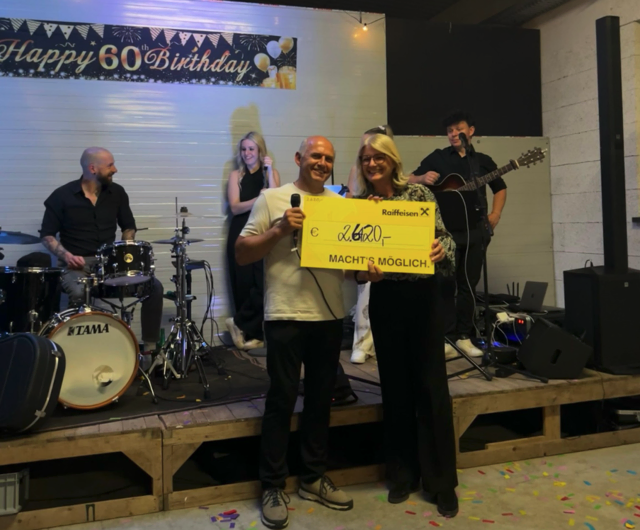 Hannes Neumann (links) übergibt symbolisch den Spendenscheck an den Verein "einfach geben" – hier vertreten durch Ingrid Laßhofer. | Foto: Vroni Neumann