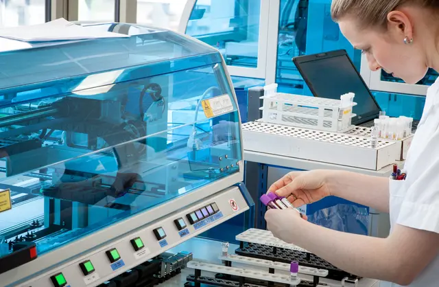 Ziel ist es immer, dass die KI und die Automatisierungen den Menschen unterstützen und nicht ihn zu ersetzen. | Foto: Medilab Salzburg