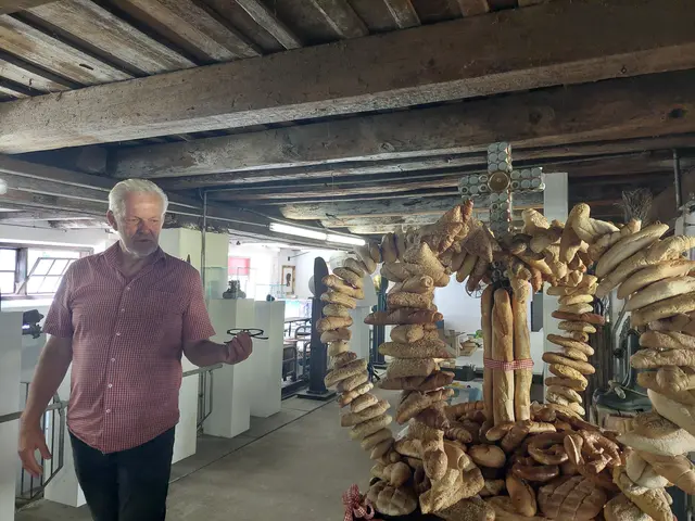 Johanns "Erntekrone" hat er aus Gebäck hergestellt, das in einem Supermarkt weggeworfen wurde...