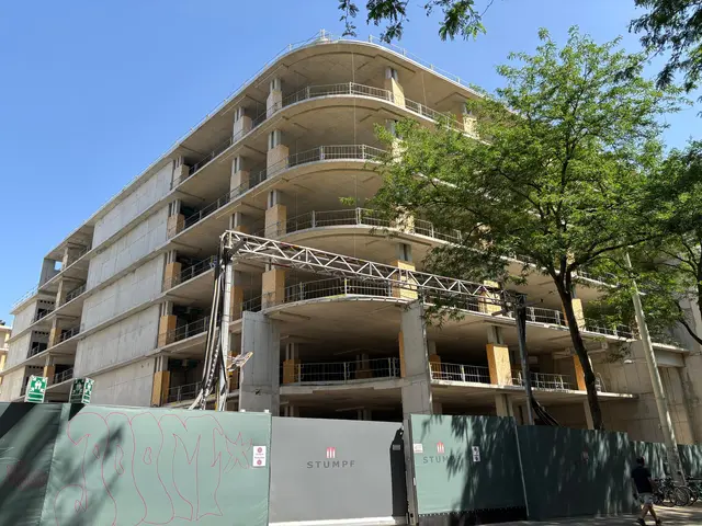 Wo einst ein achtstöckiger Luxus-Tempel des Signa-Konzerns entstehen sollte, ist nun ein reduzierter Nutzungsmix aus Wohnen, Gewerbe und Hotel geplant. | Foto: Pia Rotter/MeinBezirk