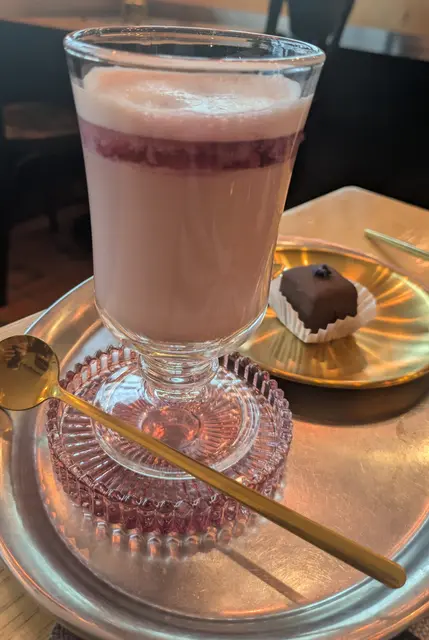 Pink Chai Latte&amp; Sacher Mignon dekoriert mit kandierten Veilchen- Kunst-Café im Hundertwasserhaus Wien | Foto: Tatjana Christelbauer