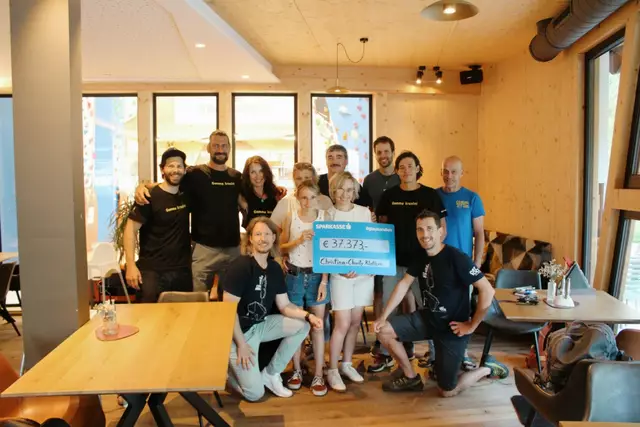 Scheckübergabe: Christina mit ihrer Familie, Mitglieder des Vereines ClimbingZoo, die Sieger Roland und Lukas | Foto: ClimbingZoo