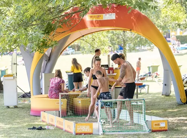 Die "Life Lounge Sommertour" der Wiener Gesundheitsförderung (WiG) macht im Juli Halt im Laaerberg-, Höpfler- und Kongressbad sowie im Strandbad Gänsehäufel. | Foto: WiG/Zsolt Marton