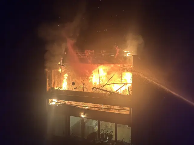 Auf der Vorder- und Rückseite schlugen die Flammen meterhoch aus der Wohnung. | Foto: HFW Villach