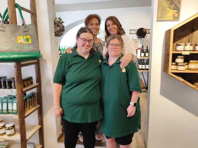 Alexandra Marek (hinten links) und Natascha Weber (hinten rechts) begleiten die Menschen mit Beeinträchtigung bei der Arbeit im Florianer Laden. | Foto: Lebenshilfe OÖ