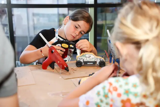 Kinder und Jugendliche beschäftigen sich auf der TEC2move mit unterschiedlichen Workshops im Rahmen der MINT-Themen.  | Foto: RIC GmbH