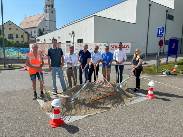 Von links: Manfred Leutgeb (Strabag), Maximilian Sobocinski (Strabag), Thomas Matthey (BBOÖ), Gerhard Holzner (Ostermiething), Valentin David (St. Pantaleon), Johann Schwankner (Haigermoos), Michael Kovacs (BBOÖ) und Rebecca Höfner (BBOÖ).
 | Foto: BBOÖ
