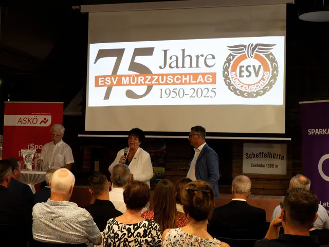 Vorsitzende des Vorstandes Sparkasse Mürzzuschlag Karin Langegger und Vorsitzender-Stellvertreter des Vorstandes Herwig Scheiblhofer