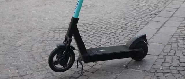 Die Polizei sucht nach einem Verkehrsunfall in Gries nach einem flüchtigen E-Scooter-Lenker.  | Foto: Roland Wolf / Symbolbild