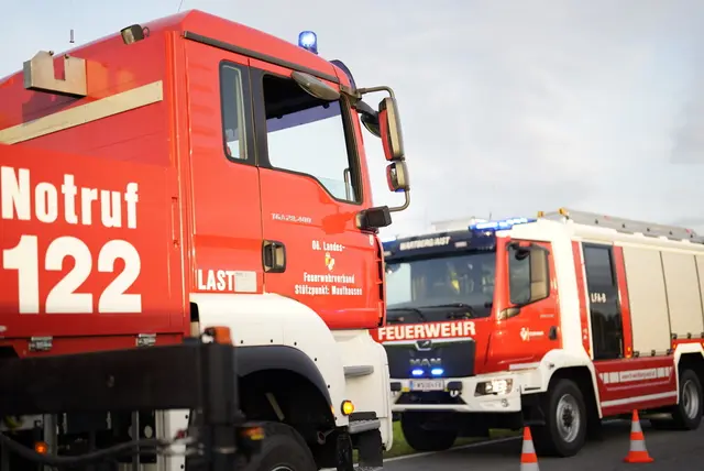 Die alarmierte Feuerwehr führte eine Kontrolle der Wärmemessung durch und brachte die Waschmaschine ins Freie. | Foto: TEAM FOTOKERSCHI.AT / TARAS PANCHUK