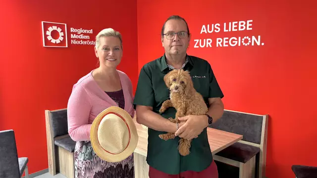 Moderatorin Sandra Schütz und Astrologe Wilfried Weilandt haben, gemeinsam mit Astro-Dog Bella, in die Sterne geschaut. | Foto: Lukas Triebelnig